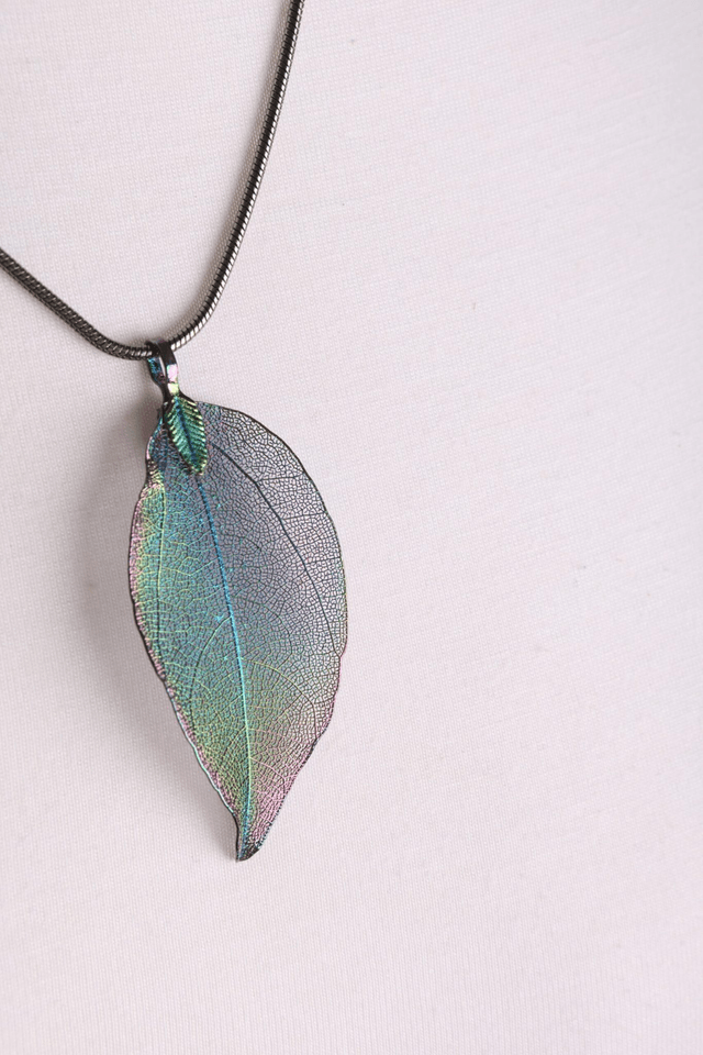 Iridescent Leaf Shaped Filigree Pendant Necklace